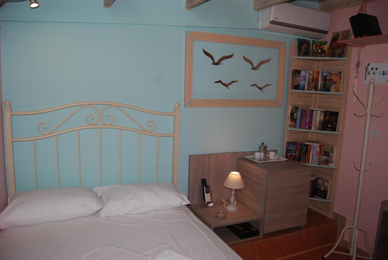 Luxury Traditional Room The Small Bookstore Kastro-Kyllini Esterno foto