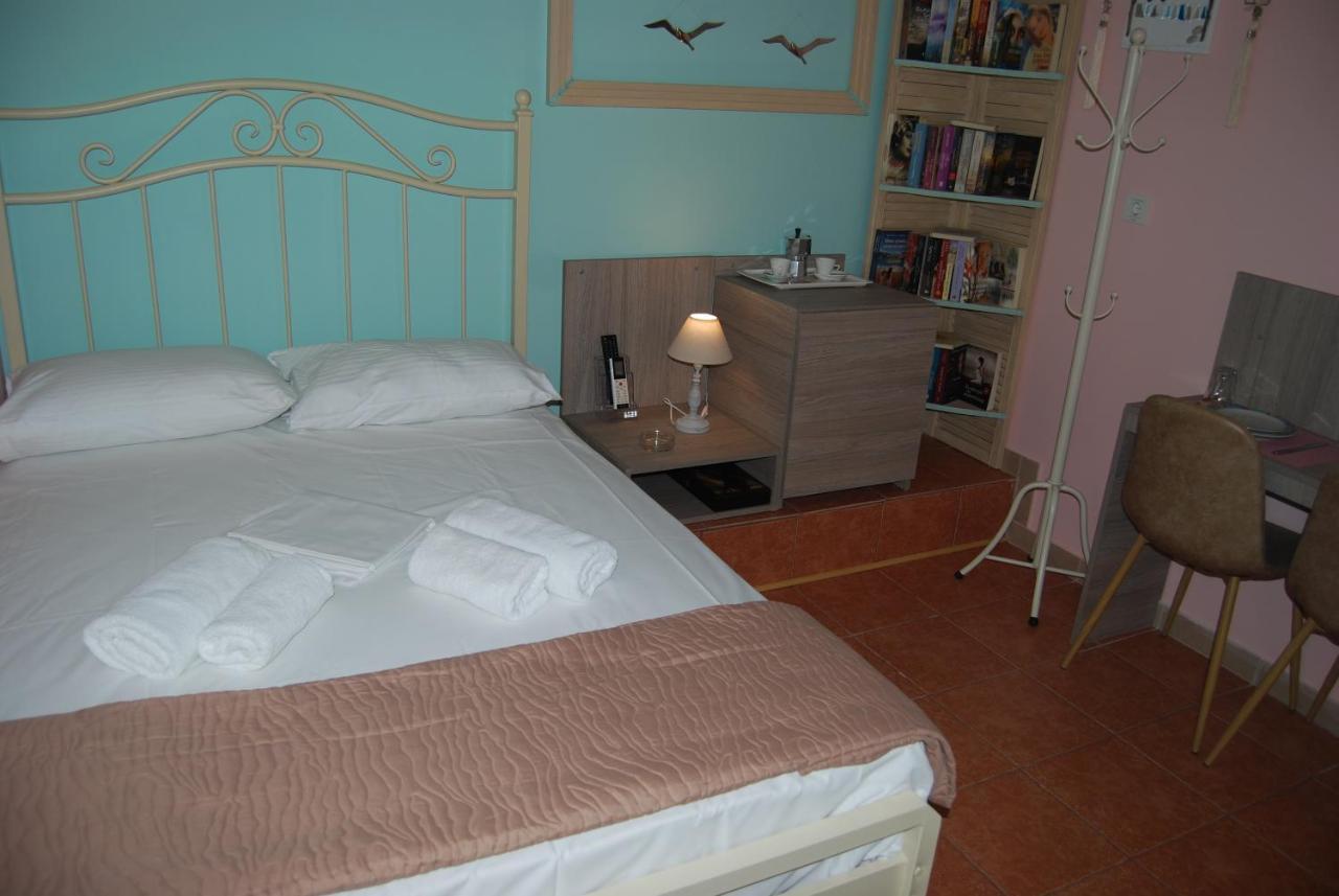 Luxury Traditional Room The Small Bookstore Kastro-Kyllini Esterno foto